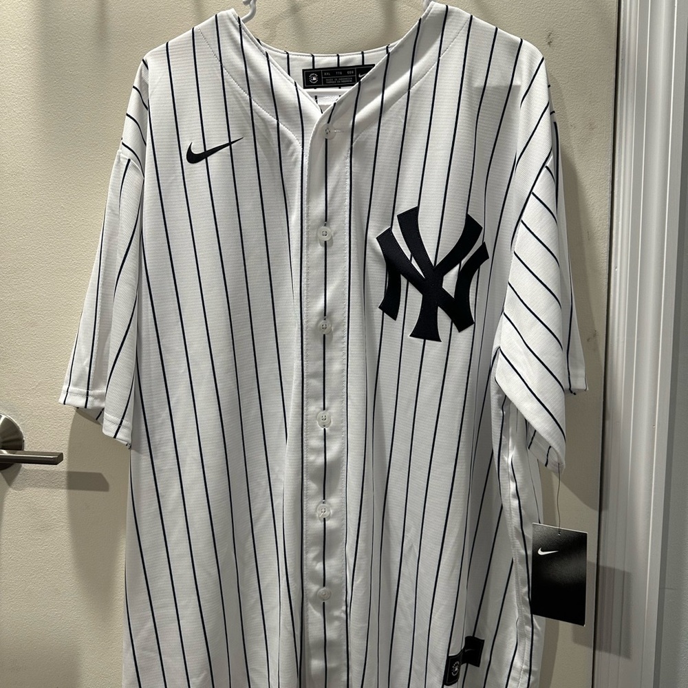 Gleyber Torres Yankees home jersey